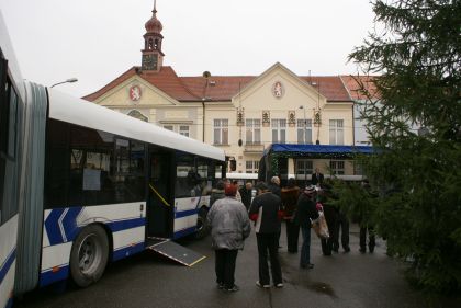Solaris Urbino 18 pod vánočním stromem na Masarykově náměstí v Brandýse