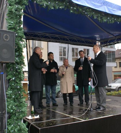 Solaris Urbino 18 pod vánočním stromem na Masarykově náměstí v Brandýse