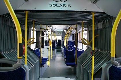 Solaris Urbino 18 pod vánočním stromem na Masarykově náměstí v Brandýse 