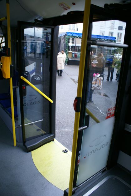 Solaris Urbino 18 pod vánočním stromem na Masarykově náměstí v Brandýse