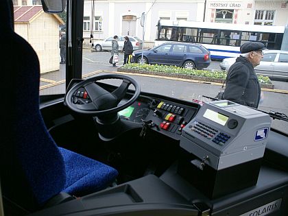 Solaris Urbino 18 pod vánočním stromem na Masarykově náměstí v Brandýse