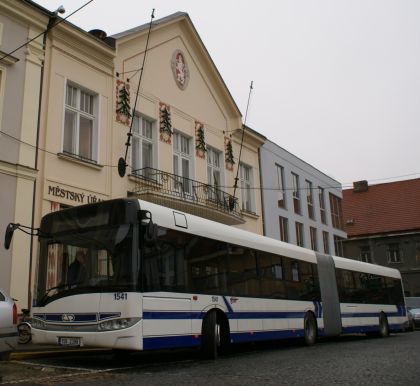 Solaris Urbino 18 pod vánočním stromem na Masarykově náměstí v Brandýse