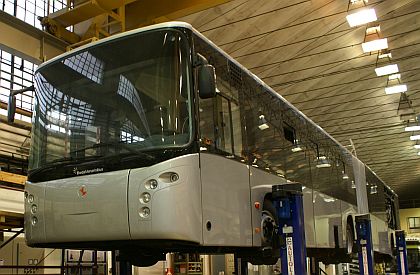 Záběry prvního škodováckého trolejbusu s karosérií BredaMenarinibus