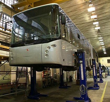 Záběry prvního škodováckého trolejbusu s karosérií BredaMenarinibus