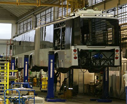 Záběry prvního škodováckého trolejbusu s karosérií BredaMenarinibus