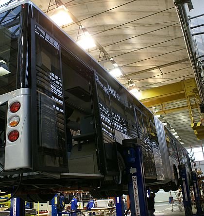 Záběry prvního škodováckého trolejbusu s karosérií BredaMenarinibus