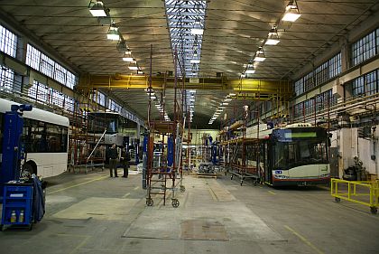 Záběry prvního škodováckého trolejbusu s karosérií BredaMenarinibus