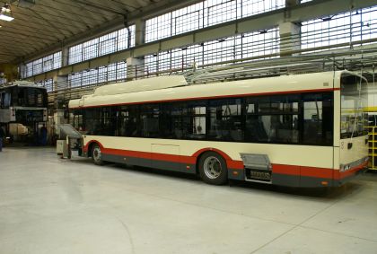 Záběry prvního škodováckého  trolejbusu s karosérií BredaMenarinibus 
