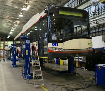 Záběry prvního škodováckého trolejbusu s karosérií BredaMenarinibus