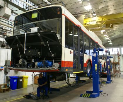 Záběry prvního škodováckého trolejbusu s karosérií BredaMenarinibus