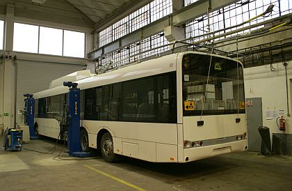 Záběry prvního škodováckého trolejbusu s karosérií BredaMenarinibus