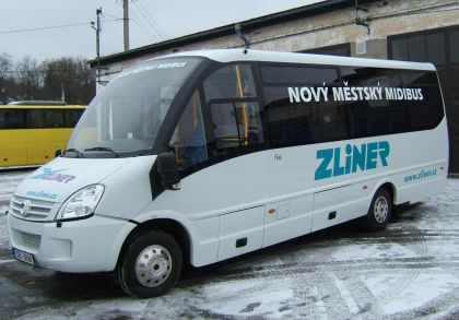 Částečně nízkopodlažní minibus Rošero First v barvách společnosti ZLINER