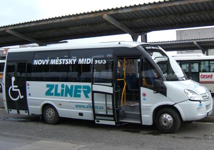 Částečně nízkopodlažní minibus Rošero First v barvách společnosti ZLINER