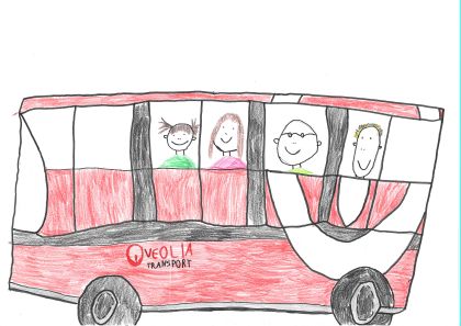 Děti kreslily červený autobus