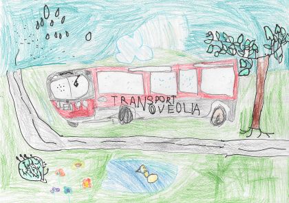 Děti kreslily červený autobus