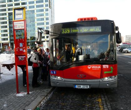 Kloubový Solaris Urbino v třídvéřové příměstské verzi dopravce Veolia Transport 