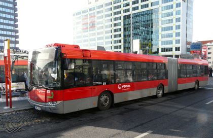 Kloubový Solaris Urbino v třídvéřové příměstské verzi dopravce Veolia Transport 