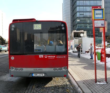 Kloubový Solaris Urbino v třídvéřové příměstské verzi dopravce Veolia Transport 