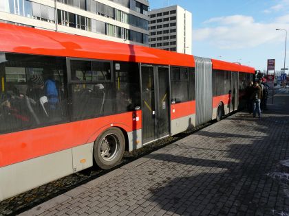 Kloubový Solaris Urbino v třídvéřové příměstské verzi dopravce Veolia Transport 