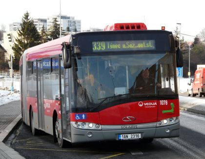 Kloubový Solaris Urbino v třídvéřové příměstské verzi dopravce Veolia Transport 