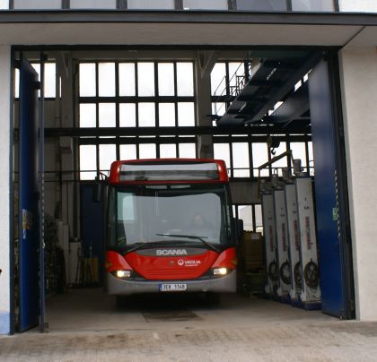 Šest částečně nízkopodlažních autobusů Scania OmniLink Veolia Transport