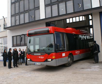 Šest částečně nízkopodlažních autobusů Scania OmniLink Veolia Transport