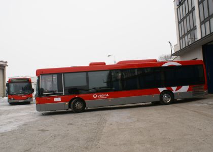 Šest částečně nízkopodlažních autobusů Scania OmniLink Veolia Transport