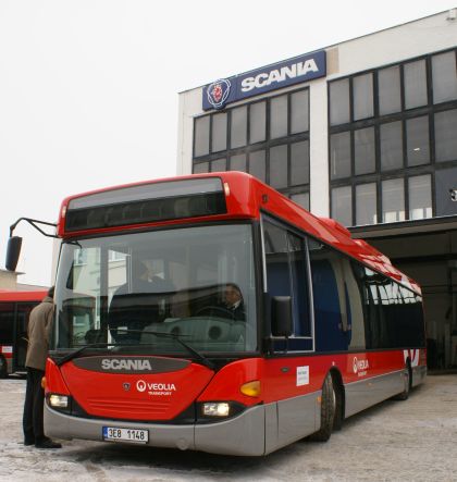 Šest částečně nízkopodlažních autobusů Scania OmniLink Veolia Transport