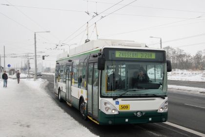 Záběry ze zkušební jízdy trolejbusem po nové částečně dokončené trati