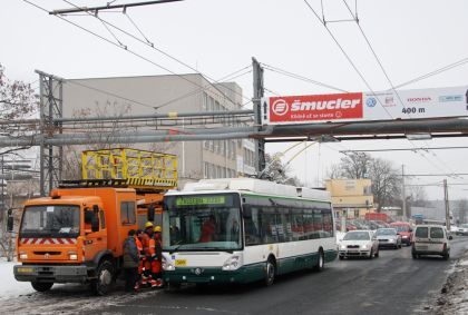 Záběry ze zkušební jízdy trolejbusem po nové částečně dokončené trati