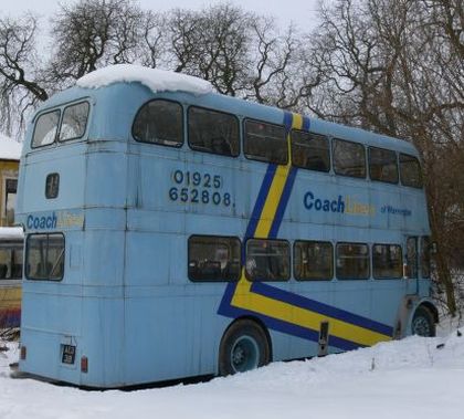 Zima v 'Británii': Zaparkované doubledeckery Davida Griffithse