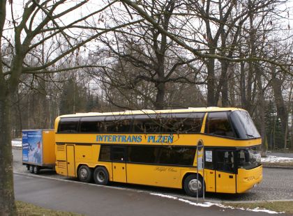 Autokarová souprava: Doubledecker Neoplan Skyliner Royal Class s vozíčkem
