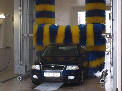 Nová myčka pro autobusy, nákladní a osobní vozidla slouží v Králově Dvoře