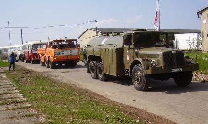 Setkání tří autobusů Škoda 706 RO a jejich posádek v Brně