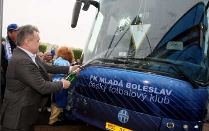 Autokar společnosti TRANSCENTRUM bus pro FK Mladá Boleslav