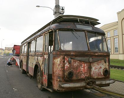 Velké stěhování vozidel ŠKODA-BUS klubu z depozitáře v areálu plzeňské Škodovky 