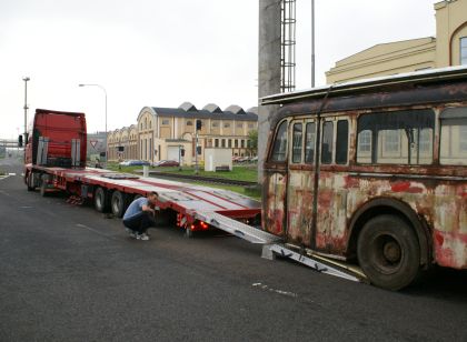 Krok za krokem: Nakládání a odjezd trolejbusu Škoda 7Tr1 ze Škodovky