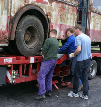 Krok za krokem: Nakládání a odjezd trolejbusu Škoda 7Tr1 ze Škodovky