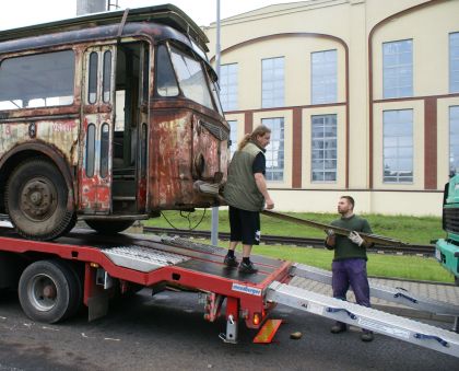 Krok za krokem: Nakládání a odjezd trolejbusu Škoda 7Tr1 ze Škodovky