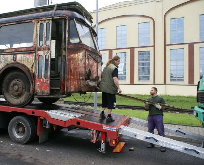 Krok za krokem: Nakládání a odjezd trolejbusu Škoda 7Tr1 ze Škodovky  