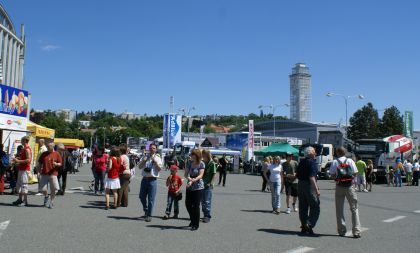 První den veletrhů Autotec a Autosalon 2010: Krásné počasí a záplava návštěvníků