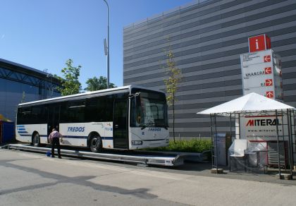 První den veletrhů Autotec a Autosalon 2010: Krásné počasí a záplava návštěvníků