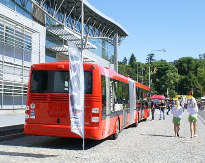 První den veletrhů Autotec a Autosalon 2010: Krásné počasí a záplava návštěvníků