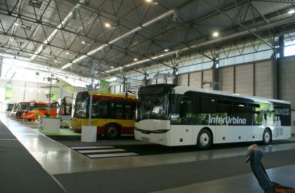 První den veletrhů Autotec a Autosalon 2010: Krásné počasí a záplava návštěvníků