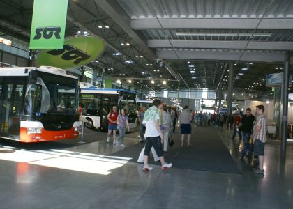 První den veletrhů Autotec a Autosalon 2010: Krásné počasí a záplava návštěvníků