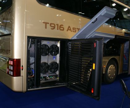 Autokar T916 Astronef belgického karosáře Van Hool 