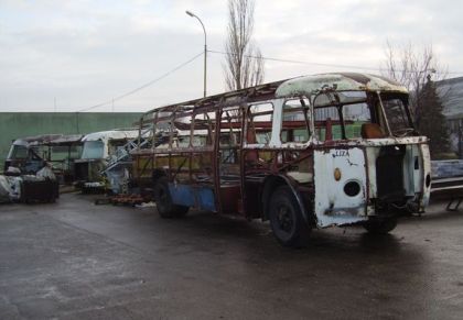 Záběry z postupu prací  na kloubovém autobuse Škoda 706 RTO-K 