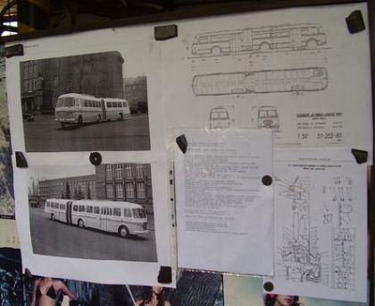 Záběry z postupu prací na kloubovém autobuse Škoda 706 RTO-K