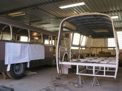 Záběry z postupu prací na kloubovém autobuse Škoda 706 RTO-K