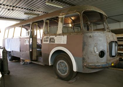 Záběry z postupu prací na kloubovém autobuse Škoda 706 RTO-K